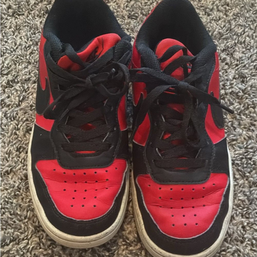 Nike Kids Red and Black Low-Top Sneakers